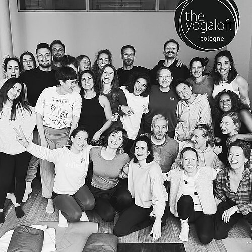 Photo by Wᴇʟᴄᴏᴍᴇ Hᴏᴍᴇ in The Yogaloft Cologne with @nicoletteyogilette, @purnam.de, @luisalotta_gin, @dwayneholliday, @virabodylove, @ninadoeblin, @lauracorraine, @ines.faynest, @ludwigsmeike, @manuelafrauenrath, and @karsten_petermann. May be an image of 10 people, people practicing yoga and text.